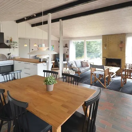 Four-bedroom Holiday In Semesterbostad